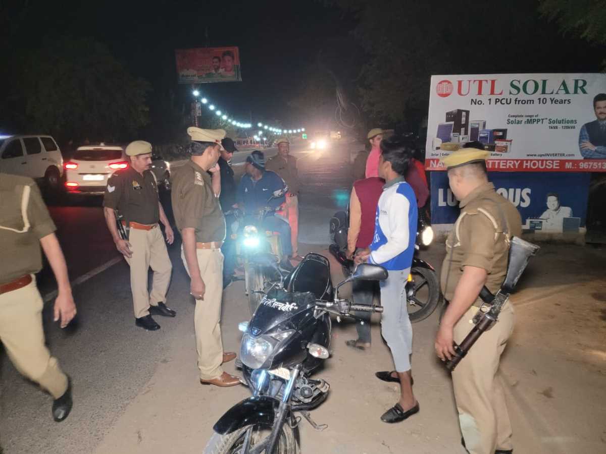 एसएसपी द्वारा पुलिस फोर्स के साथ सुरक्षा-व्यवस्था के दृष्टिगत चालाया गया सघन चैकिंग अभियान